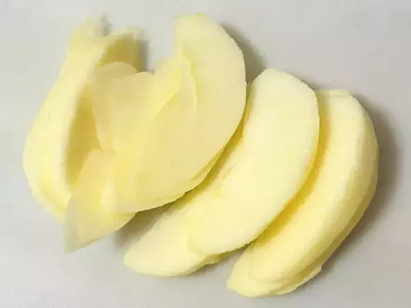 薄切りリンゴを『ミルフィーユ状』に重ねて　食パンにのせて焼いたら「旨味がじゅわっと広がる」