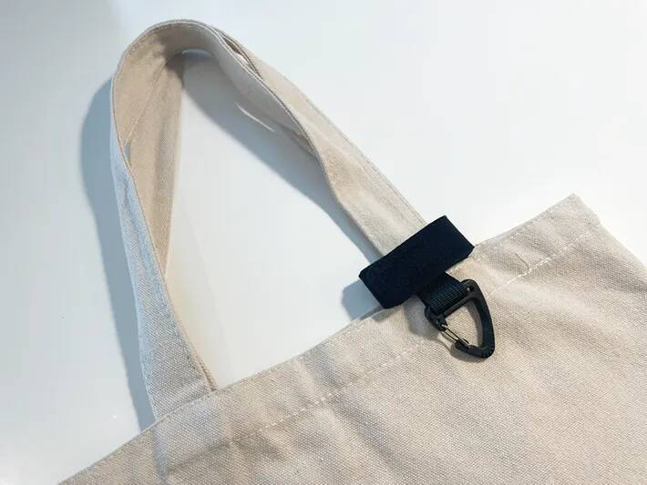 リュックに巻きつけるだけ！　100均で見つけた『カラビナ』の活用法に「思った以上に便利」