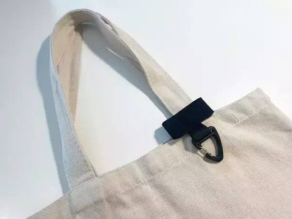 「リュックに巻きつけるだけ！　100均で見つけた『カラビナ』の活用法に「思った以上に便利」」の画像