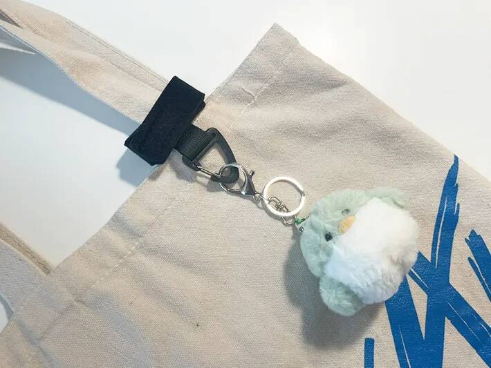 リュックに巻きつけるだけ！　100均で見つけた『カラビナ』の活用法に「思った以上に便利」