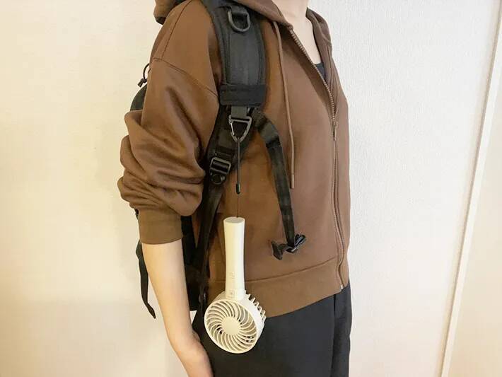 リュックに巻きつけるだけ！　100均で見つけた『カラビナ』の活用法に「思った以上に便利」