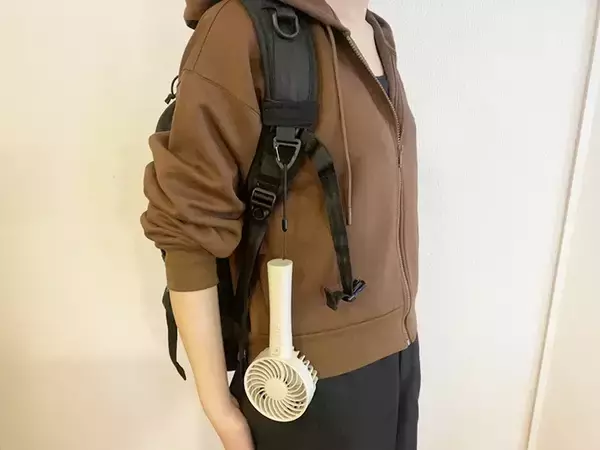 「リュックに巻きつけるだけ！　100均で見つけた『カラビナ』の活用法に「思った以上に便利」」の画像