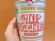 なぜか開け口が２つあるカップヌードル　その理由に「こういうとこ好き」「笑った」
