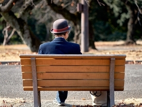 突然高齢男性に話しかけられ、感動して硬直した女性　「泣ける話」「素敵」の声