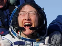 約１年ぶりに帰宅した宇宙飛行士　再会に喜びを爆発させる『家族』にニッコリ