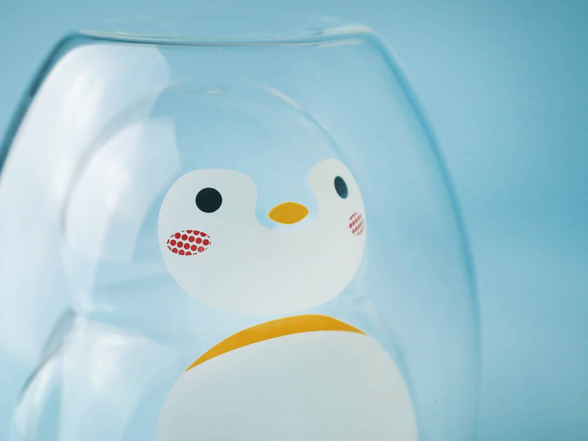 飲み物を注ぐとペンギンが！人気『グラス』の新作登場「これはかわいすぎる」