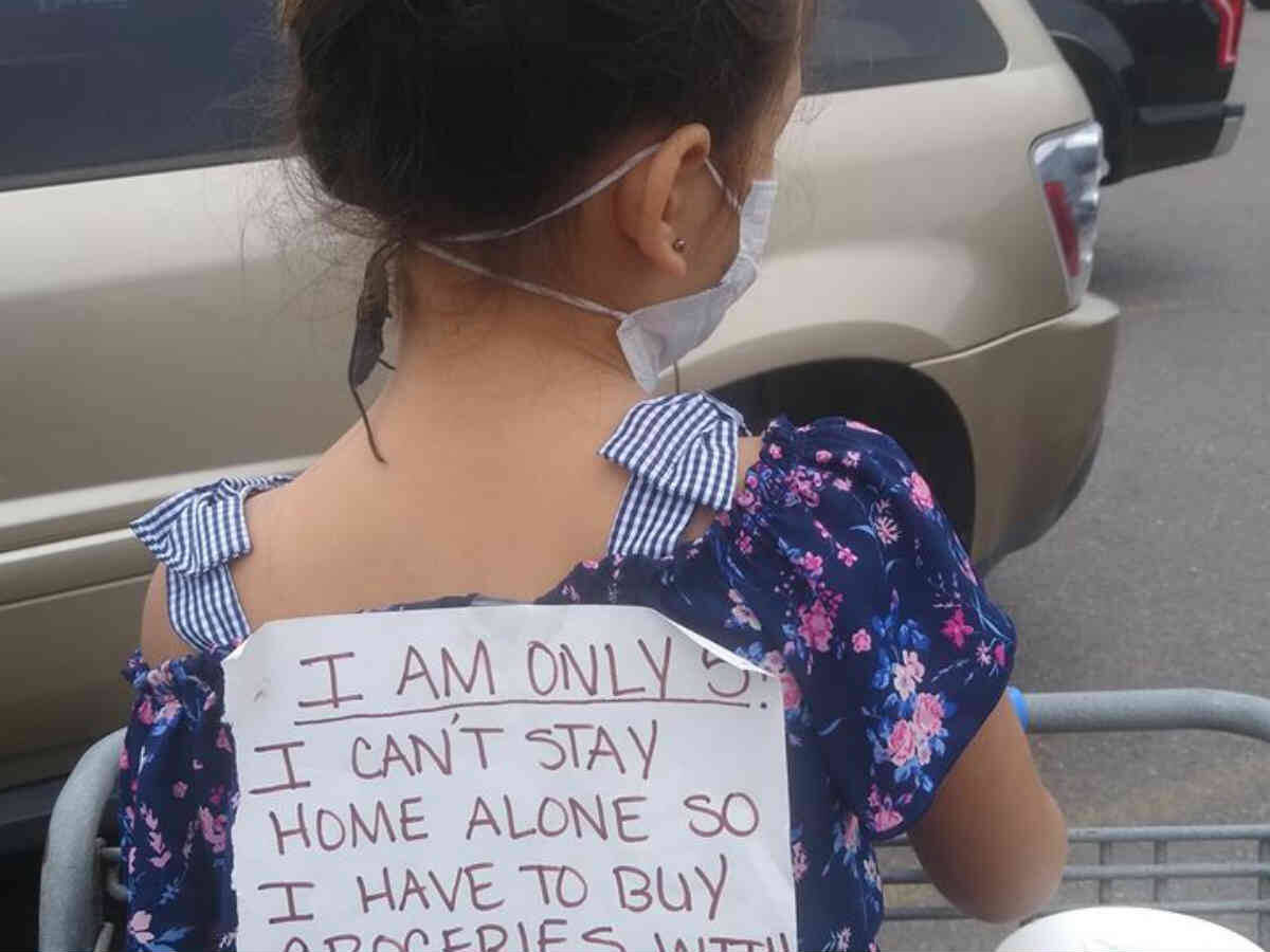 背中に貼り紙?娘を連れてスーパーへ行った母親に称賛の声が殺到その理由は