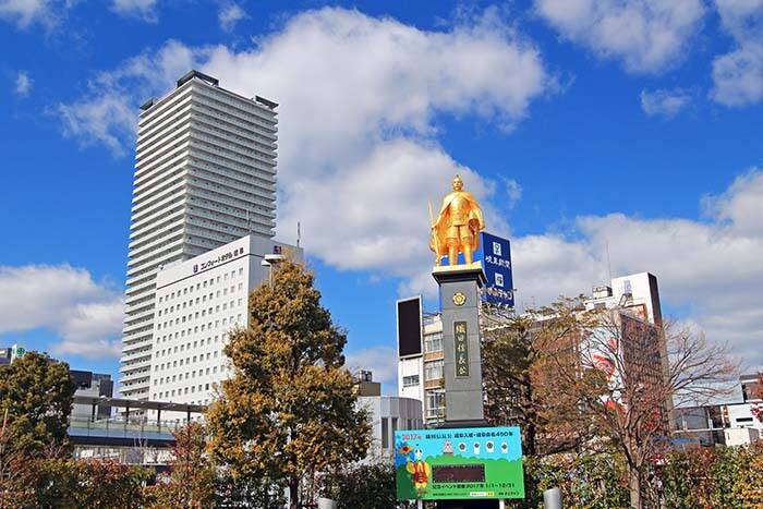 岐阜駅の 信長像 に 笑った さすがすぎる の声 銅像を見上げてみると 年5月23日 エキサイトニュース