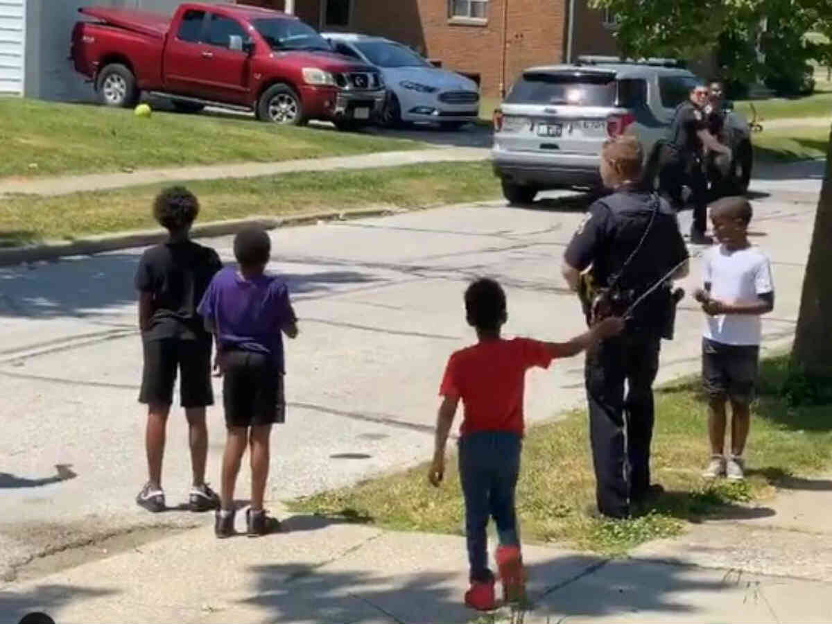 子供が路上で遊んでいる 通報を受けた警察官たちは子供に注意をせず 年7月11日 エキサイトニュース