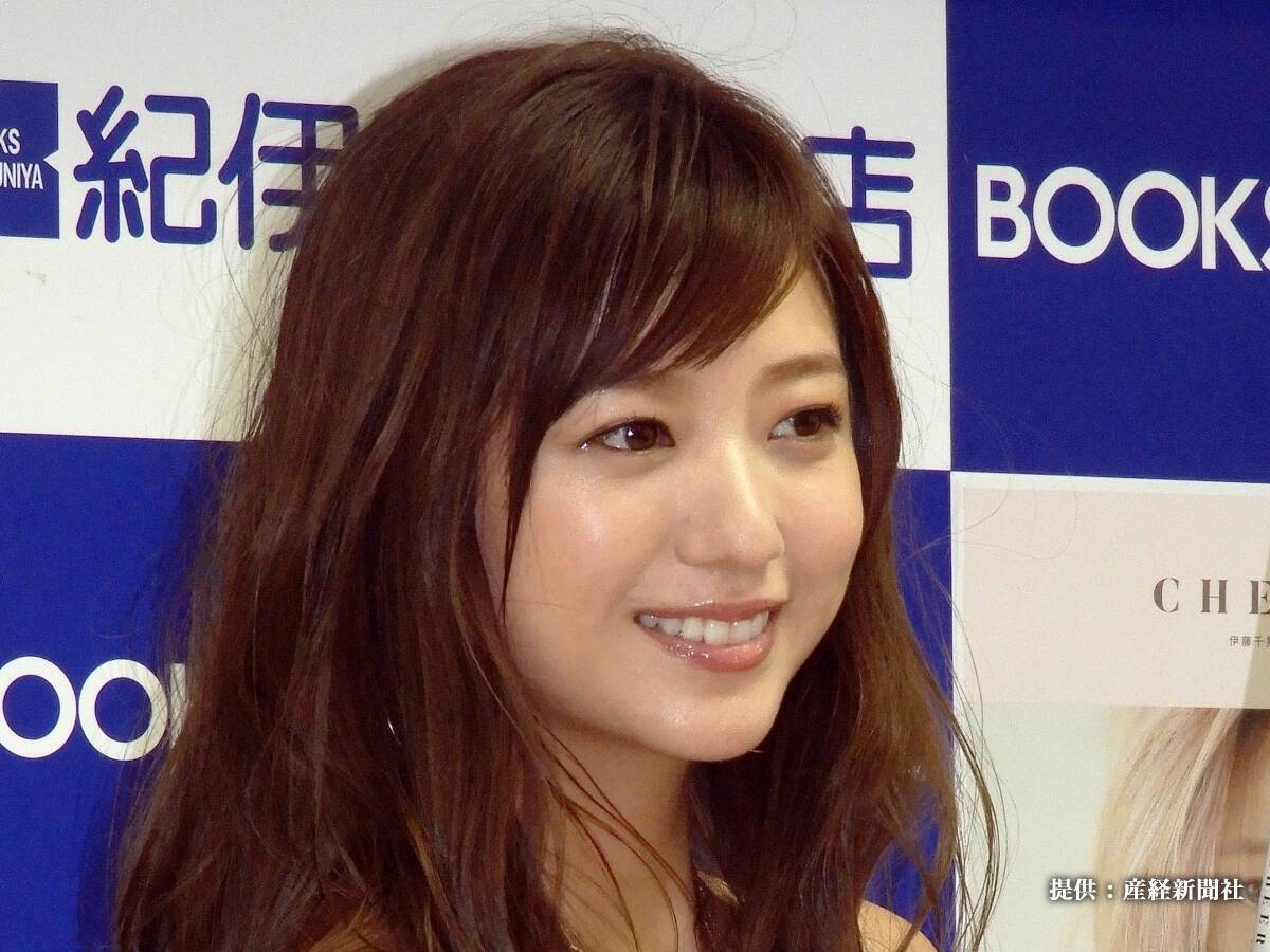 伊藤千晃のマスク着用コーデに そう来るか 隠せない美人オーラに目が釘付け 年8月5日 エキサイトニュース