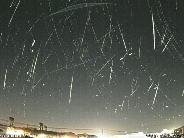 年間でも最大数の流星が見られるふたご座流星群 一夜の写真がまさに 星降る夜空 年12月13日 エキサイトニュース