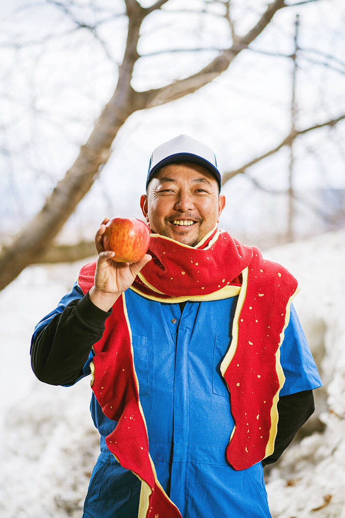 リンゴの皮をモチーフにしたマフラーがかわいい リンゴ農家が巻いてみると 21年3月19日 エキサイトニュース