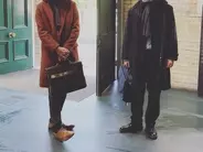 電車を待つイギリス紳士に反響　マスクの代わりに？　「さすがです」「斬新すぎ」