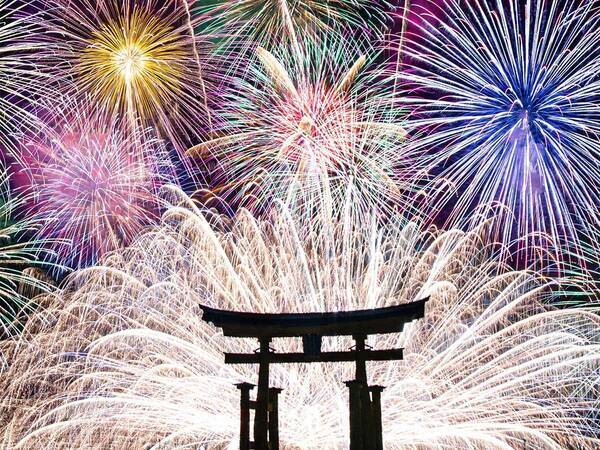 厳島神社の後ろで上がる色とりどりの花火 しかし打ち切りが決定し幻の花火大会に 21年8月15日 エキサイトニュース