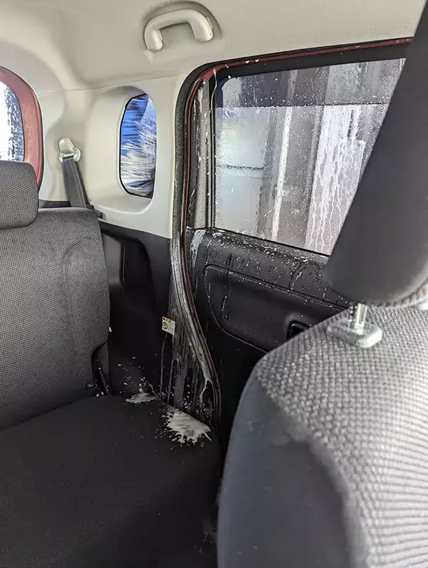「「あぁ…あああー！！」　洗車中の『大惨事』に「どうしてこうなった」「泣き崩れるやつ」」の画像