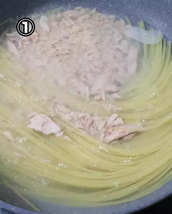 「フライパンに水とツナ缶を入れて…？　できた一品に「魔法みたい」「黄金コンビ」【脱マンネリレシピ】」の画像