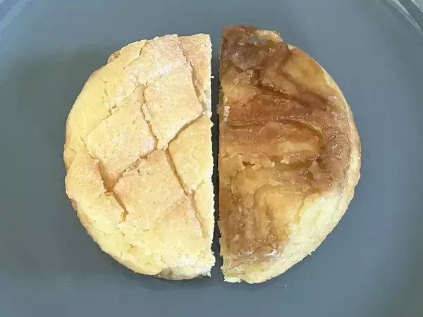 【ファミマの新作】メロンパンをひっくり返すと？　隠されていた『仕掛け』にハマる！