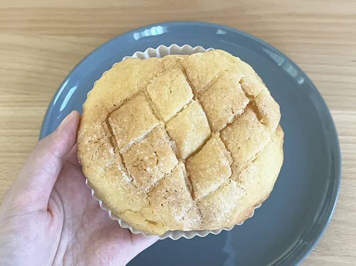 【ファミマの新作】メロンパンをひっくり返すと？　隠されていた『仕掛け』にハマる！