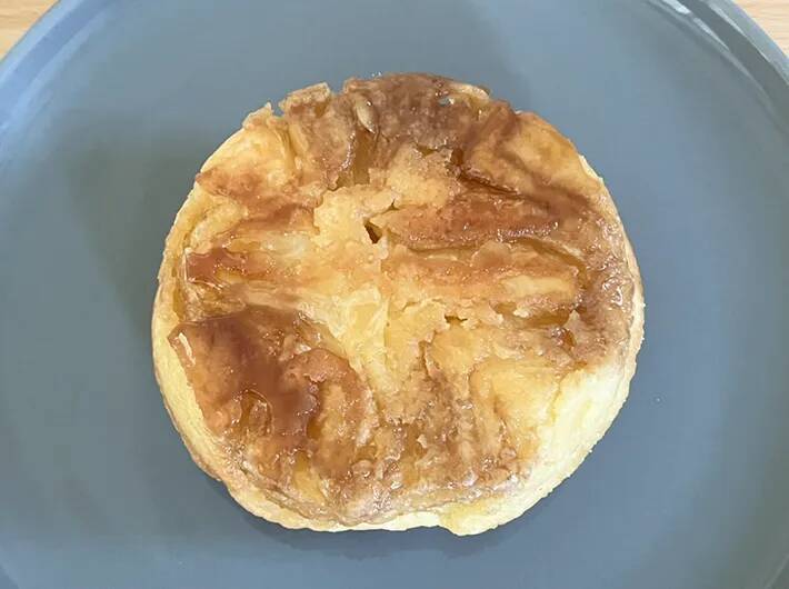 【ファミマの新作】メロンパンをひっくり返すと？　隠されていた『仕掛け』にハマる！