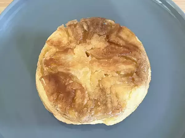 「【ファミマの新作】メロンパンをひっくり返すと？　隠されていた『仕掛け』にハマる！」の画像