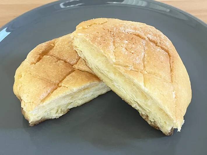 【ファミマの新作】メロンパンをひっくり返すと？　隠されていた『仕掛け』にハマる！