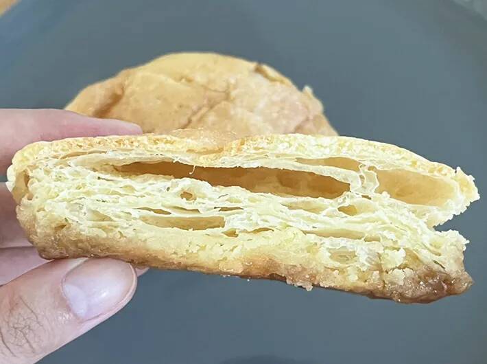 【ファミマの新作】メロンパンをひっくり返すと？　隠されていた『仕掛け』にハマる！