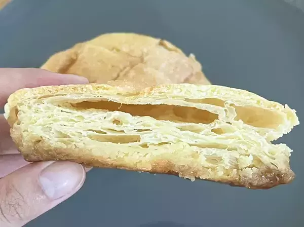 「【ファミマの新作】メロンパンをひっくり返すと？　隠されていた『仕掛け』にハマる！」の画像