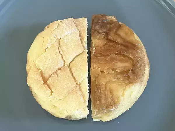 「【ファミマの新作】メロンパンをひっくり返すと？　隠されていた『仕掛け』にハマる！」の画像