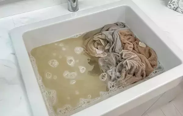 「毎日使うタオル、黒ずんできたら…　洗濯のプロ直伝『リセット洗い』とは？」の画像