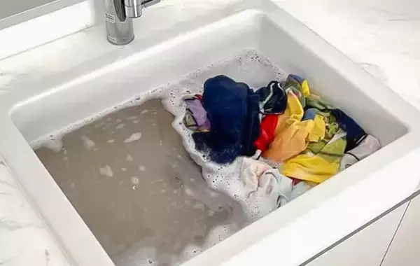 「毎日使うタオル、黒ずんできたら…　洗濯のプロ直伝『リセット洗い』とは？」の画像