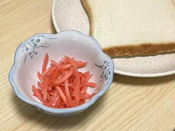 「紅ショウガとマヨネーズを混ぜて…　1000Wで3分焼いた結果に「朝にピッタリ」「目が覚める！」」の画像