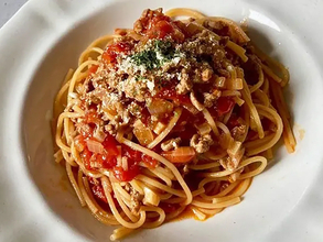 フライパン１つで完結する『ミートソースパスタ』　ソースと一緒に煮込むと…「簡単なのにおいしい」