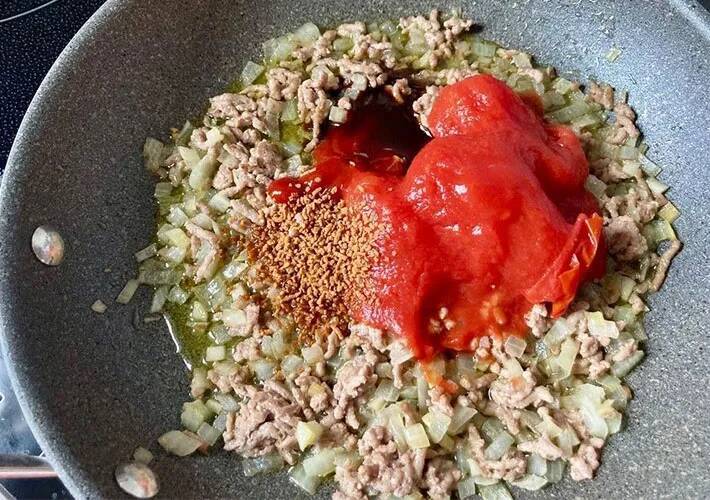 【週末の昼ご飯】フライパン1つで作る『ミートソースパスタ』　「洗い物少ない」「別ゆでよりおいしい」