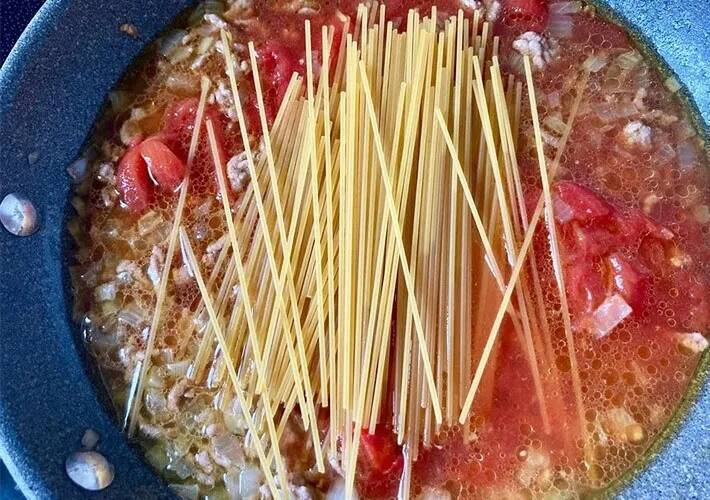 【週末の昼ご飯】フライパン1つで作る『ミートソースパスタ』　「洗い物少ない」「別ゆでよりおいしい」