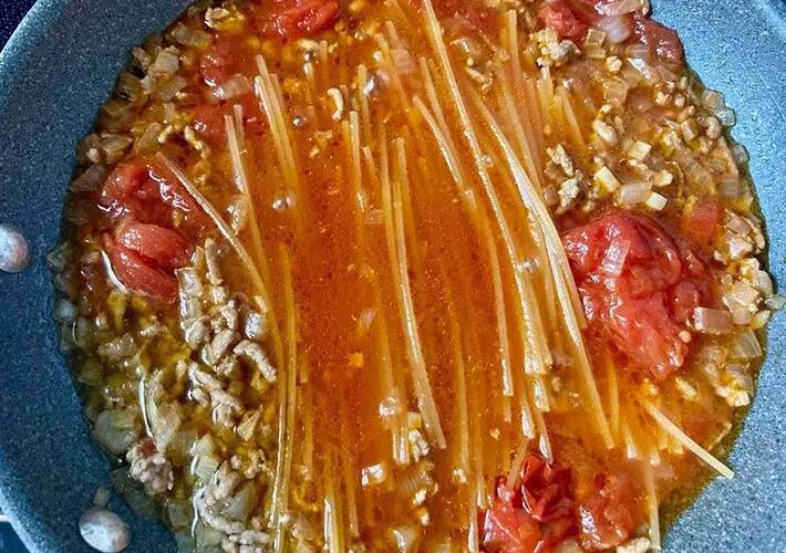 【週末の昼ご飯】フライパン1つで作る『ミートソースパスタ』　「洗い物少ない」「別ゆでよりおいしい」