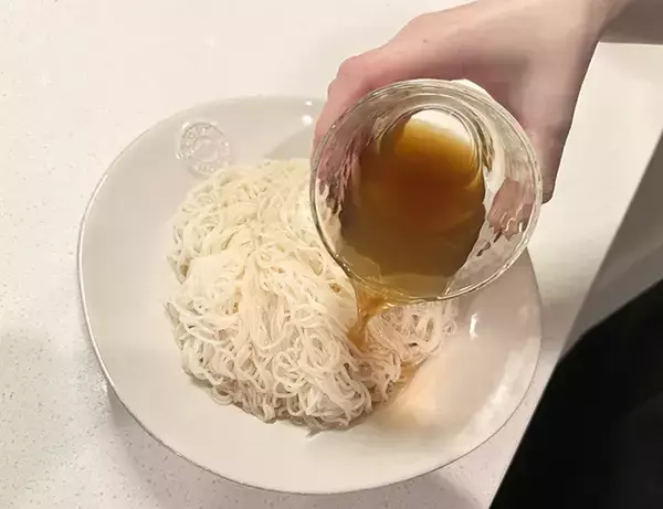 「そうめんのつゆが「ごくごく飲める」おいしさに？　混ぜたのは『水』ではなく…」の画像