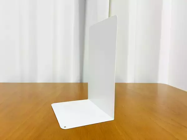 100均のブックエンドを『玄関の棚』に寝かせる！　意外と便利な活用法に「発想の勝利」