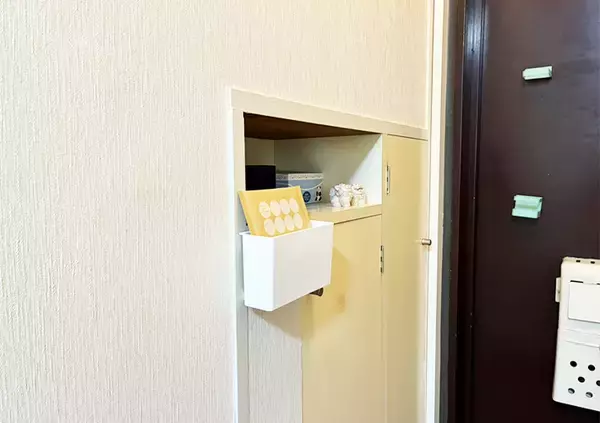 「100均のブックエンドを『玄関の棚』に寝かせる！　意外と便利な活用法に「発想の勝利」」の画像
