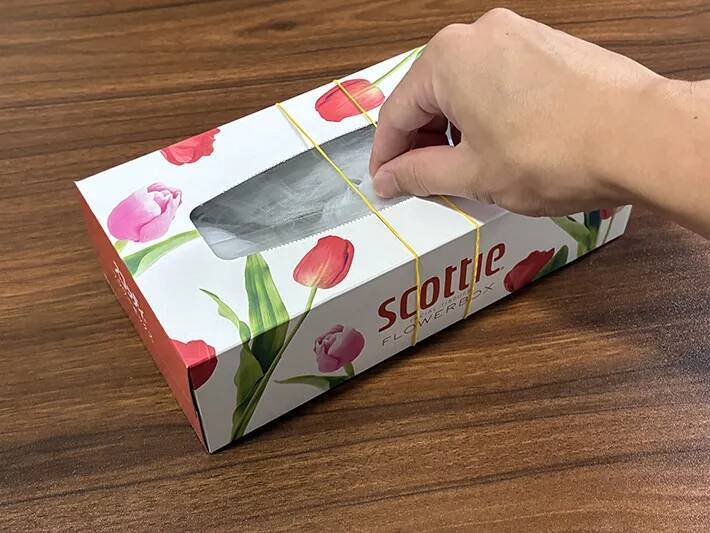 ティッシュの箱に輪ゴム2本を巻くだけ！　キッチン作業がラクになる『10秒ワザ』