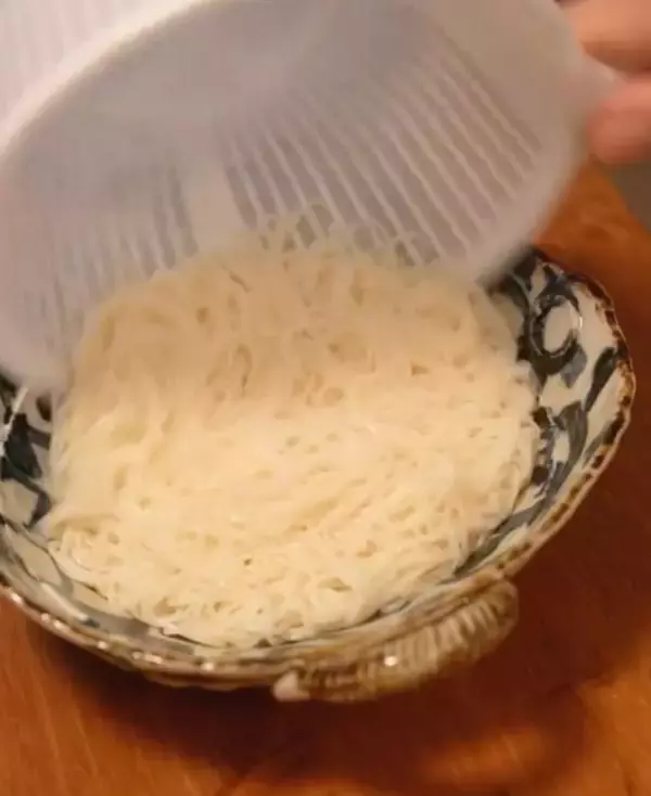 「いつものそうめんが大変身！　リピート確定の『悶絶めんたいシラスおろしそうめん』」の画像