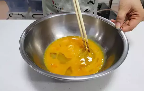 「玉子焼き、焼く前によく混ぜると？　起こった変化に驚き！」の画像