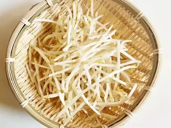 モヤシがあったら作って！　材料3つを加えてレンチンすると…「夫がおかわり希望」