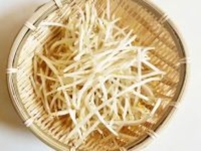 モヤシがあったら作って！　材料3つを加えてレンチンすると…「夫がおかわり希望」