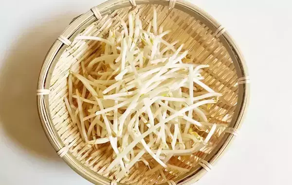 「モヤシがあったら作って！　材料3つを加えてレンチンすると…「夫がおかわり希望」」の画像
