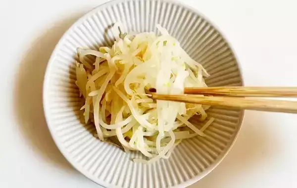 「モヤシがあったら作って！　材料3つを加えてレンチンすると…「夫がおかわり希望」」の画像