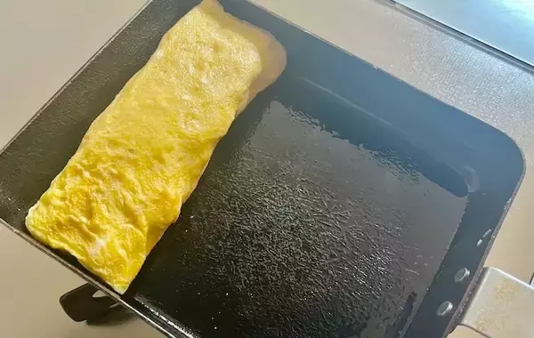 「「夫がハマった」　ご飯が進む玉子焼き、『5g』加えた調味料は？【玉子焼きレシピ】」の画像