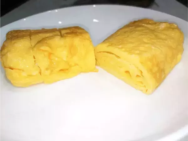 焼く前に『大さじ1杯』入れてみて！　玉子焼きの仕上がりに「サラダ油より香ばしい」