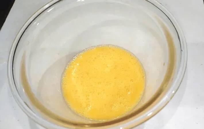 焼く前に『大さじ1杯』入れてみて！　玉子焼きの仕上がりに「サラダ油より香ばしい」