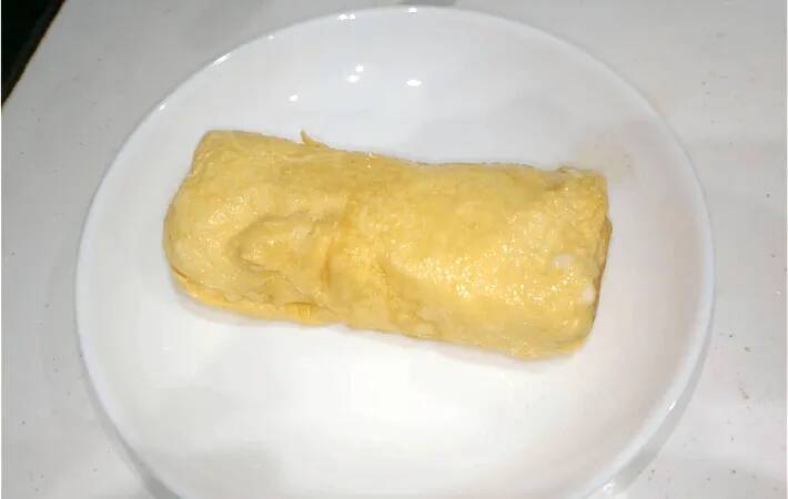 焼く前に『大さじ1杯』入れてみて！　玉子焼きの仕上がりに「サラダ油より香ばしい」