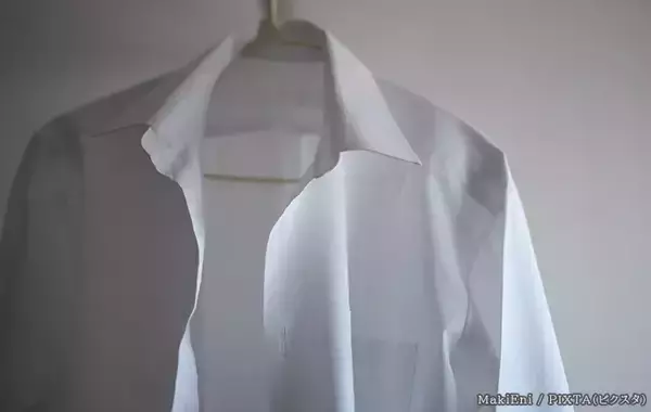 「白シャツの『透け問題』に終止符！　プロが教えるインナーの正解とは」の画像